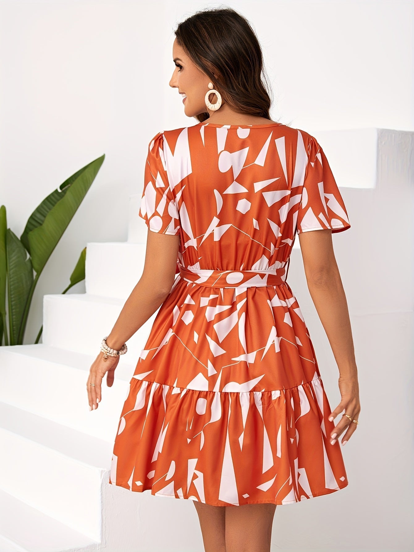 Bedrucktes Kleid mit frechem Ausschnitt - A-Linie, Volant und Taillenband