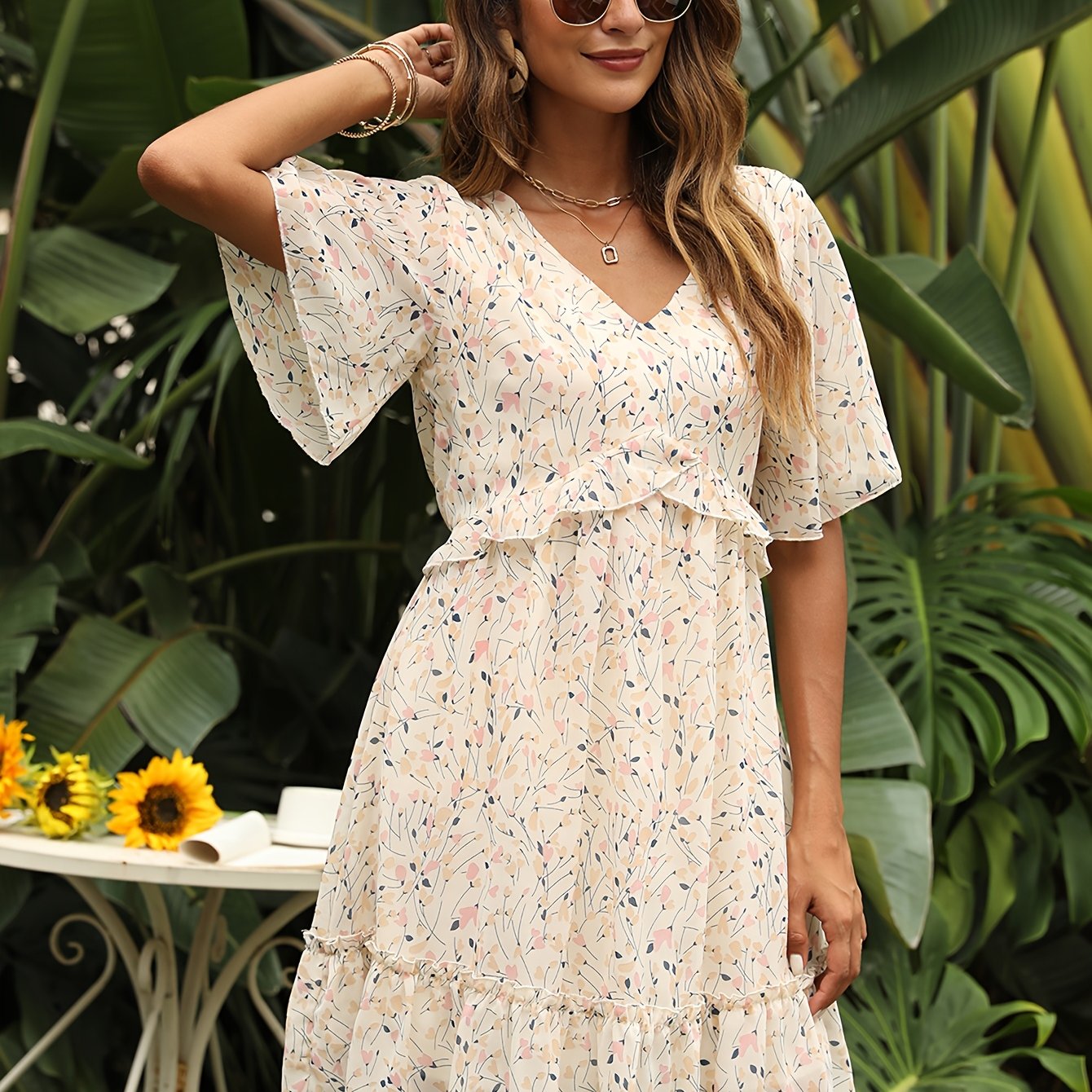 Sommerkleid aus Chiffon mit Volants und Schmetterlingsärmeln aus Spitze