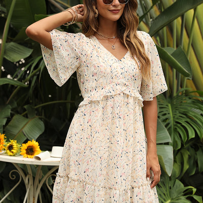 Sommerkleid aus Chiffon mit Volants und Schmetterlingsärmeln aus Spitze