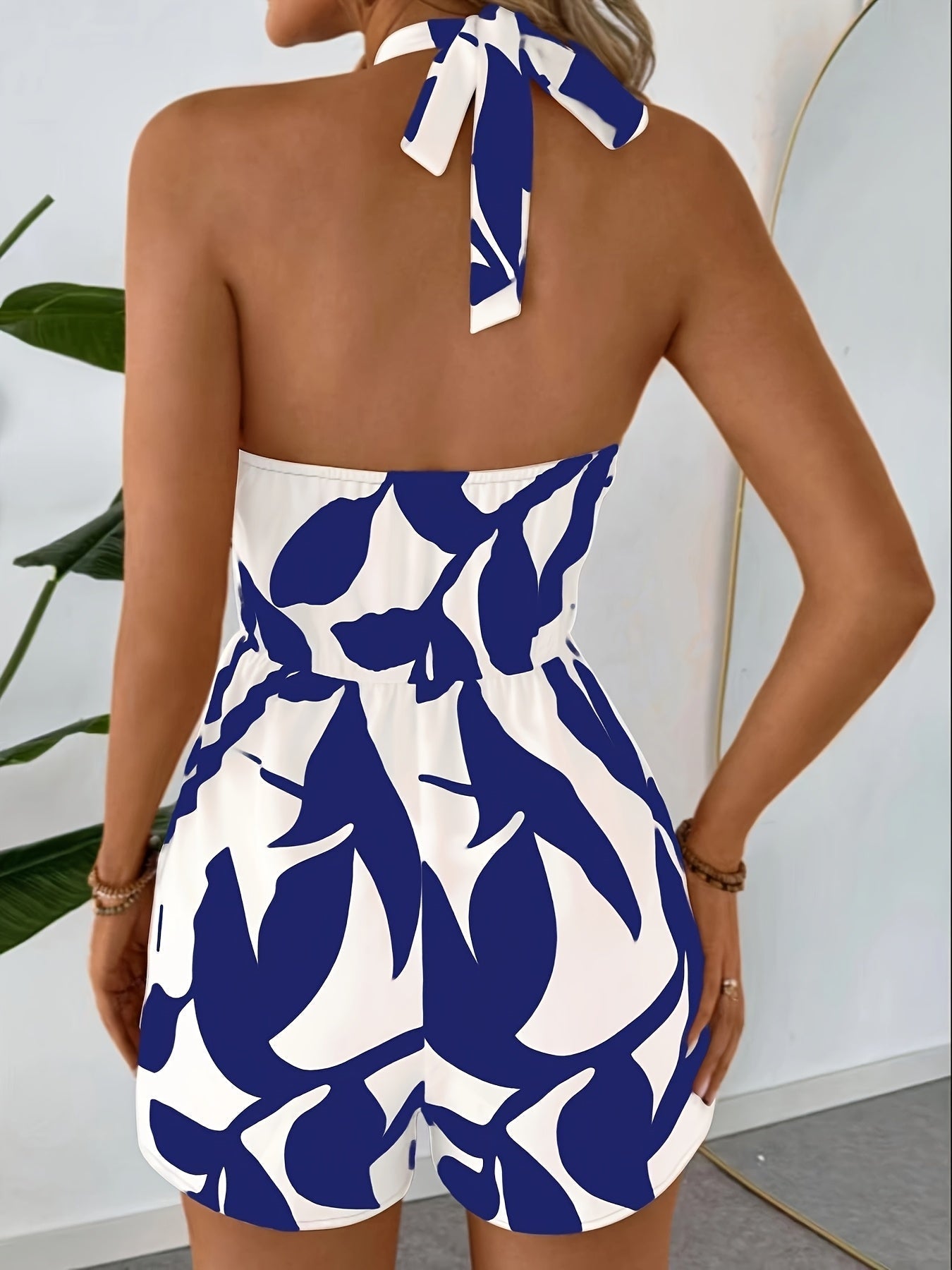 Stilvolles Damenkleid mit geometrischem Muster und Rock – V-Ausschnitt