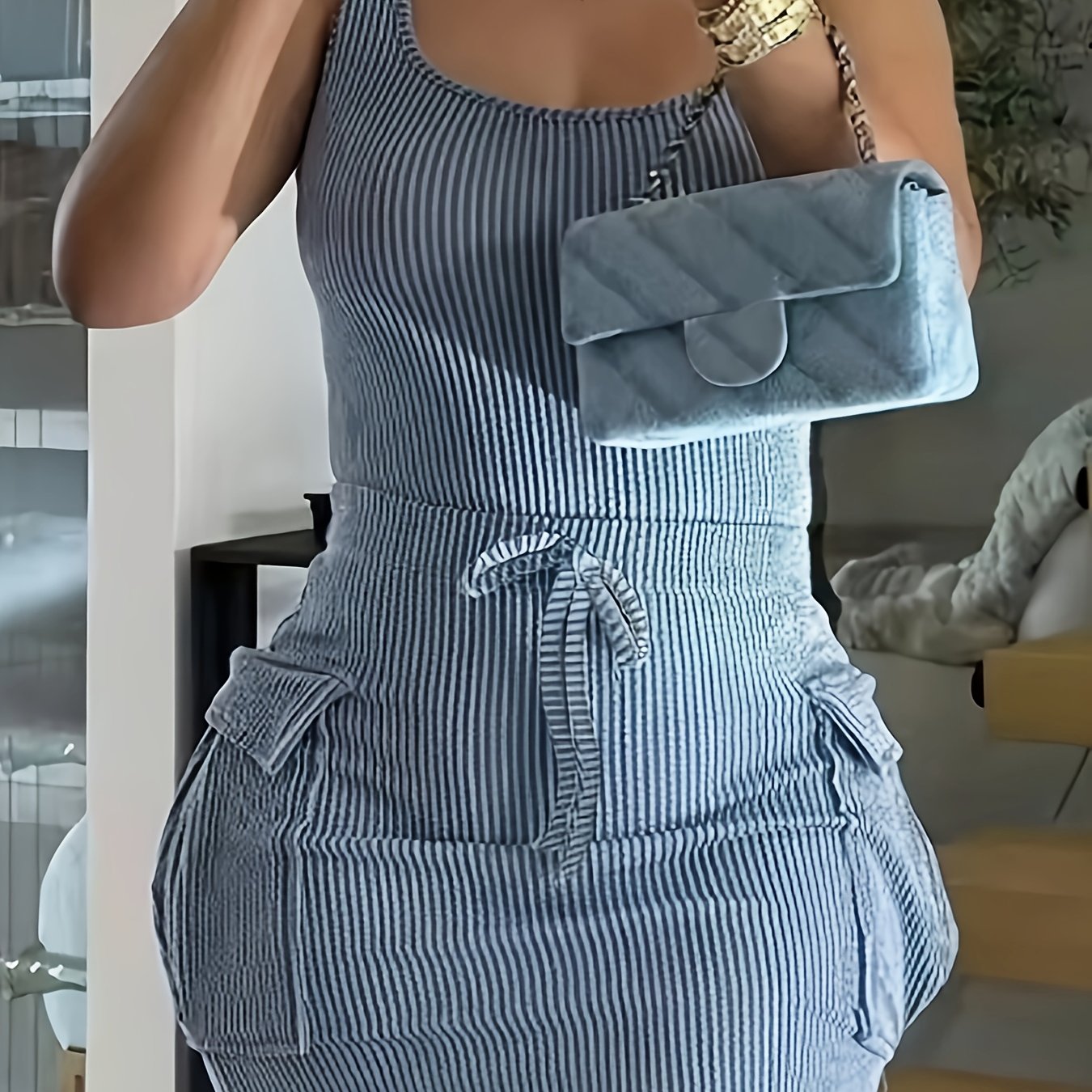 Ärmelloses Figurbetontes Kleid mit V-Ausschnitt – Taillenband in Wickeloptik