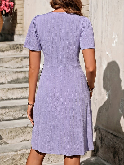Elegantes lavendelfarbenes Midikleid in A-Linie mit Knopfleiste für den Sommer