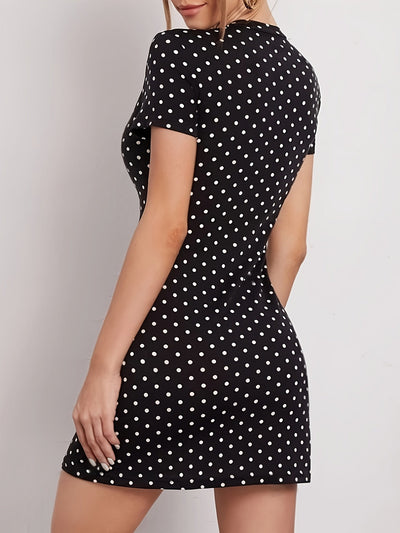 Schwarzes Shirtkleid aus Strick mit Tupfen – schlicht und bequem