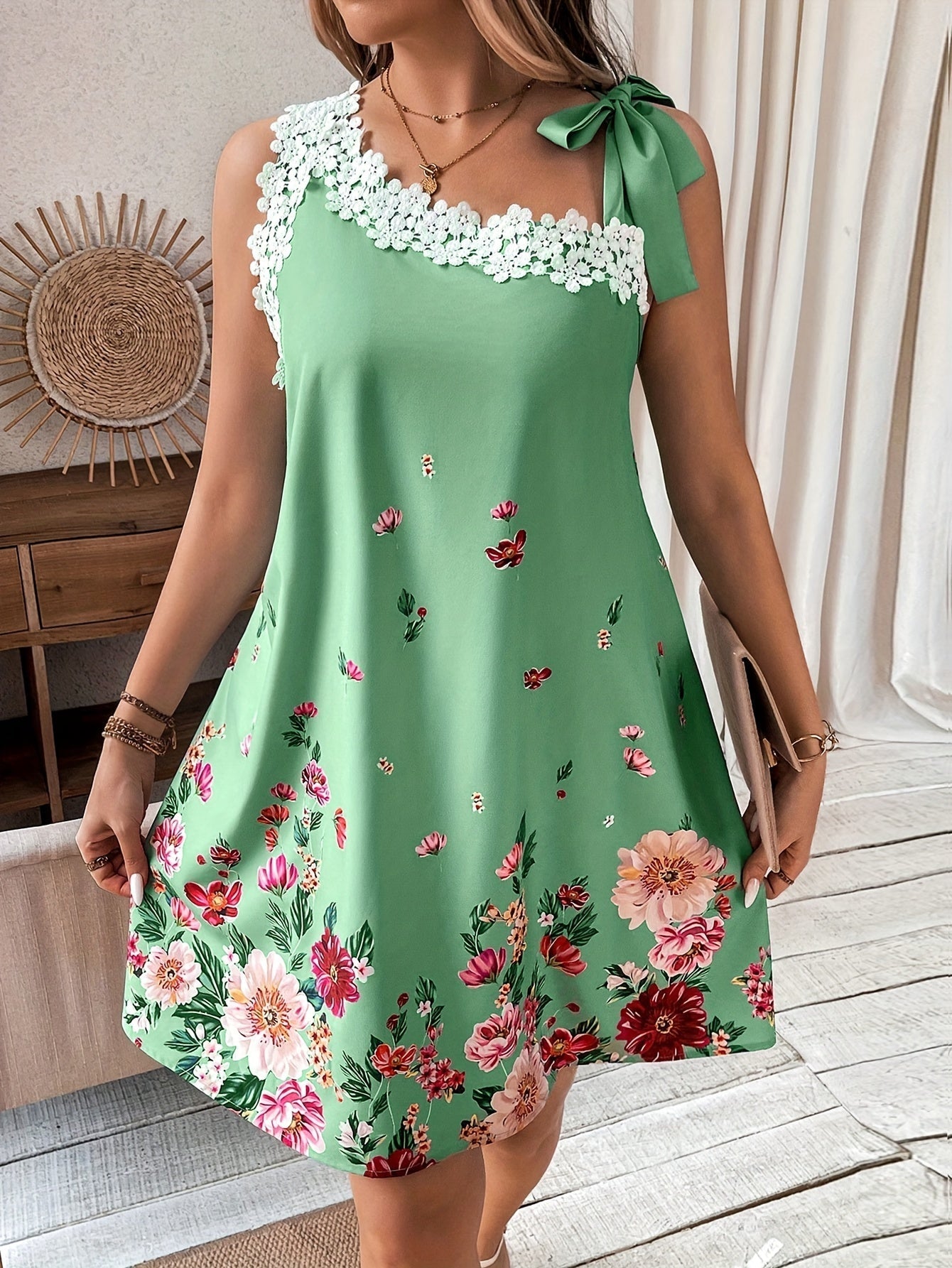Grünes Elegantes Asymmetrisches Kleid mit Spitze und Blumenmuster – Perfekt für den Sommer