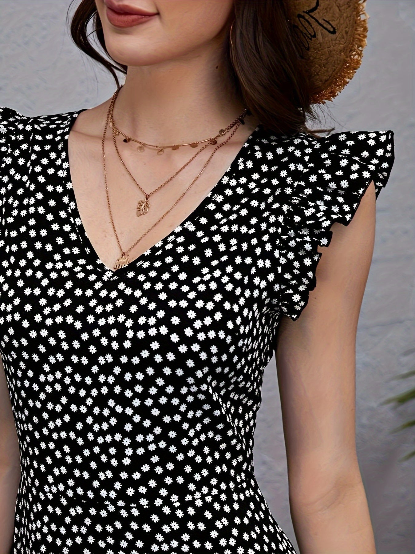 Kleid mit Veilchenmuster und Volants, V-Ausschnitt – für Frühling und Sommer