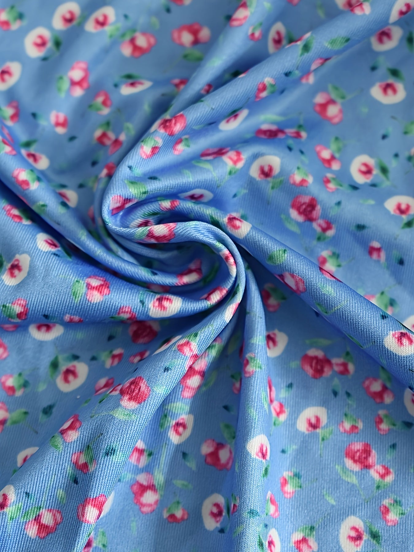 Sexy Minikleid mit offenem Rücken - Florales Muster, Neckholder-Ausschnitt