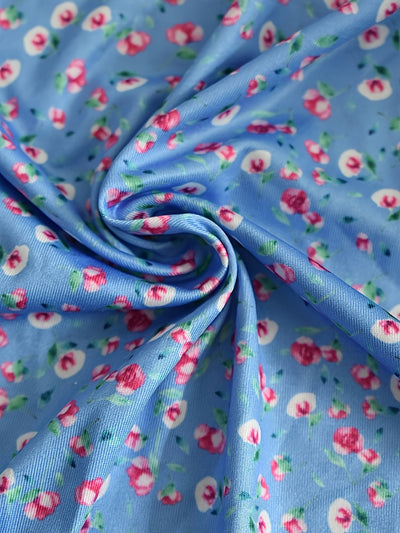 Sexy Minikleid mit offenem Rücken - Florales Muster, Neckholder-Ausschnitt