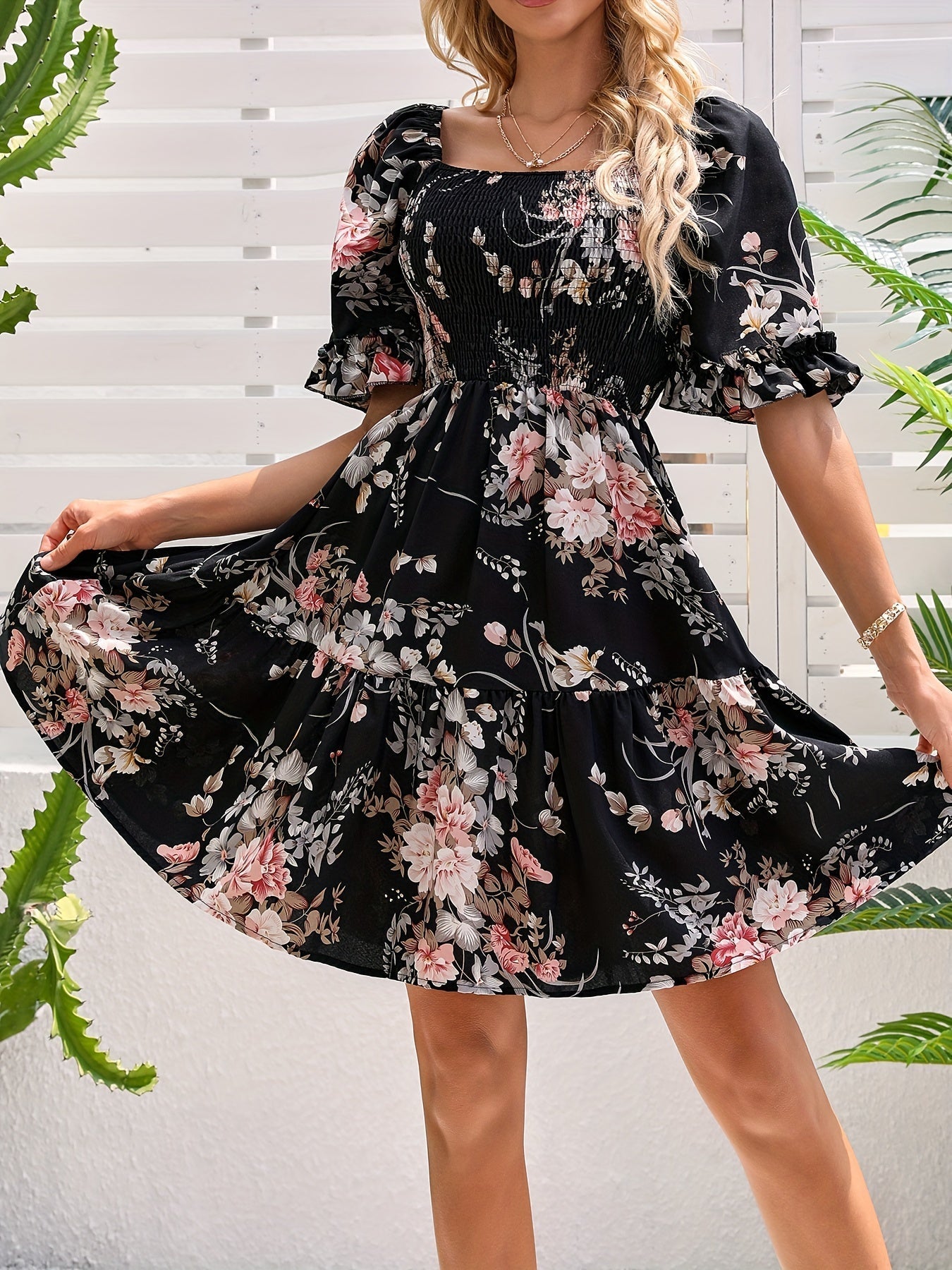 A-Linien Kleid mit quadratischem Ausschnitt und Blumenmuster, kurzen Ärmeln und Volants