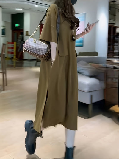 Elegantes ärmelloses Kleid mit frechem Ausschnitt und Taschen - Midi-Länge