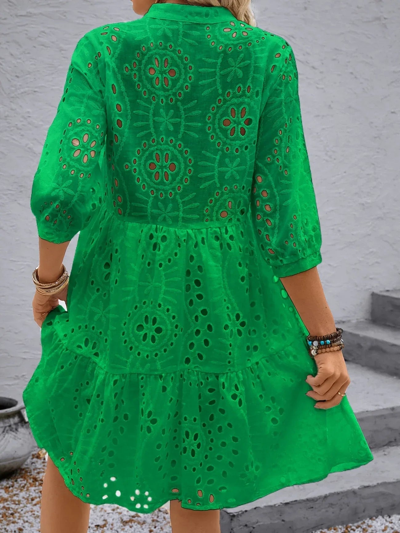 Grünes Cut-Out-Kleid mit V-Ausschnitt – Elegantes Sommerkleid in A-Linie mit Knopfleiste.