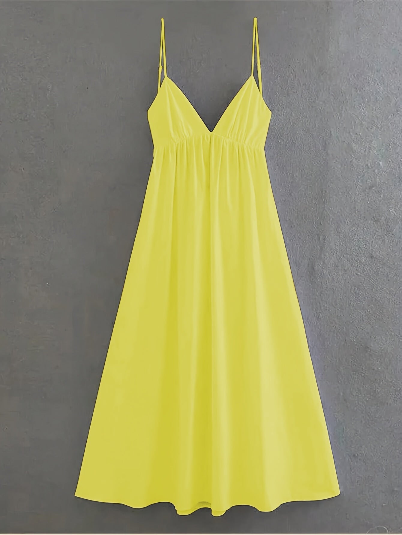 Gelbes rückenfreies Sommerkleid mit dünnen Trägern
