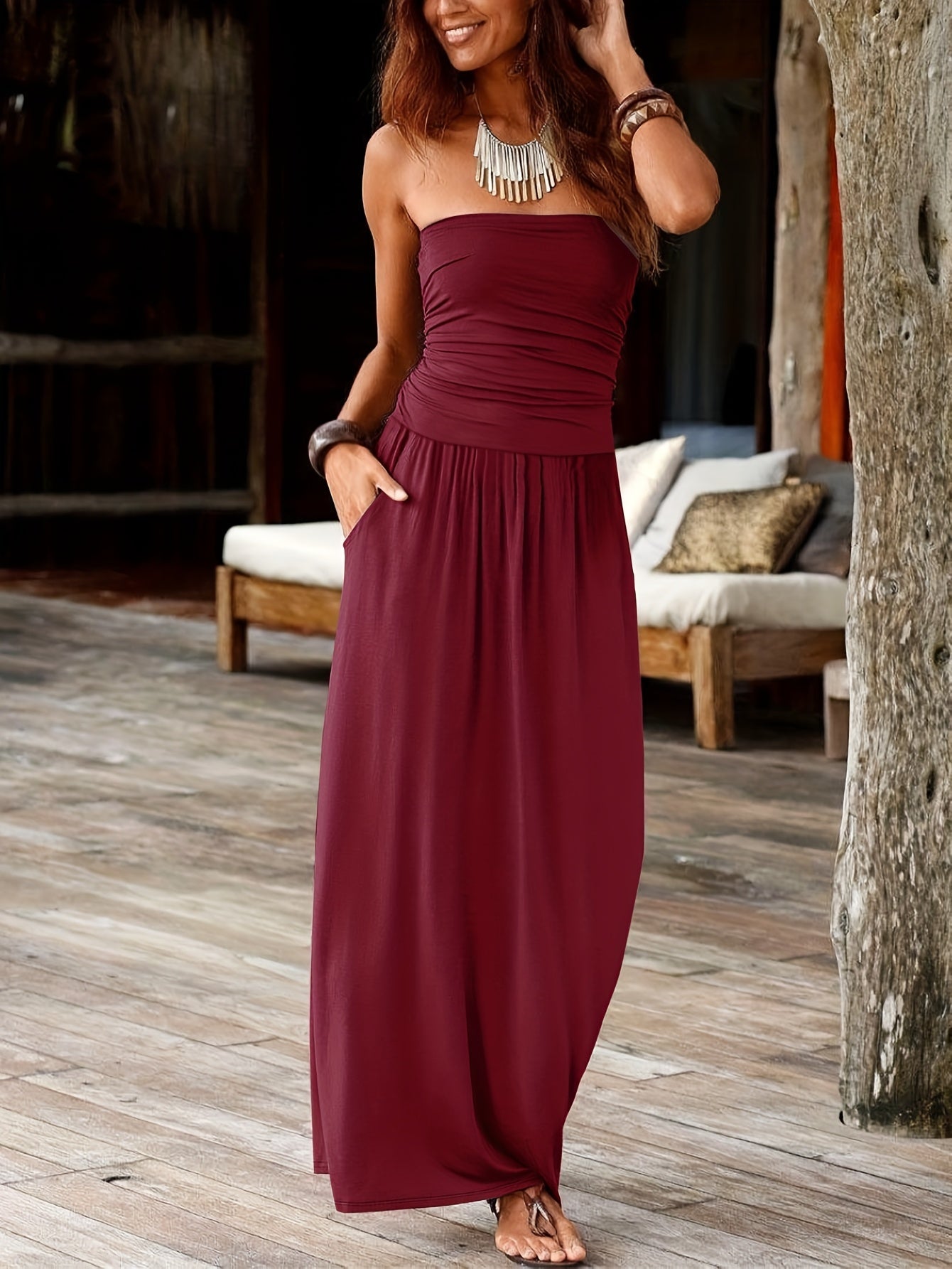 Feminin geschnittenes Bandeau-Kleid mit Blumenmuster und Taschen