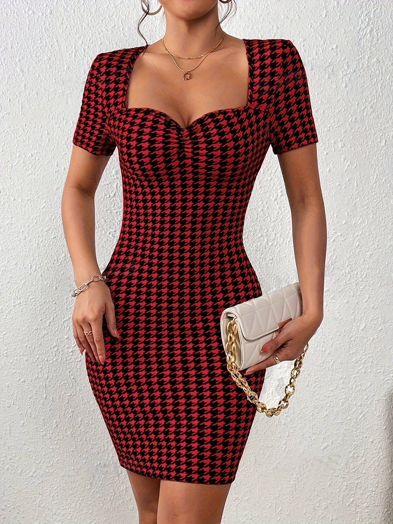 Elegantes Hahnentritt-Kleid – figurbetont, herzförmiger Ausschnitt, kurzarm, stilvoll