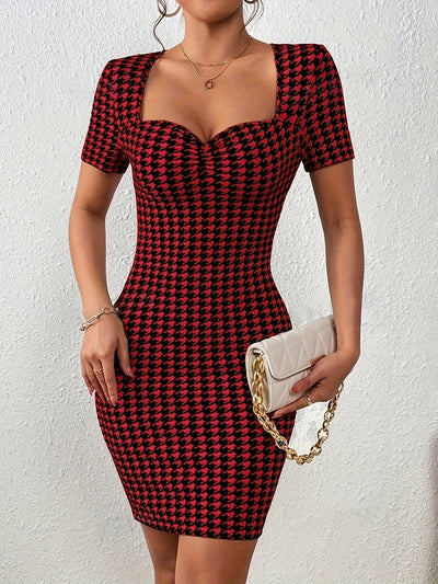 Elegantes Hahnentritt-Kleid – figurbetont, herzförmiger Ausschnitt, kurzarm, stilvoll