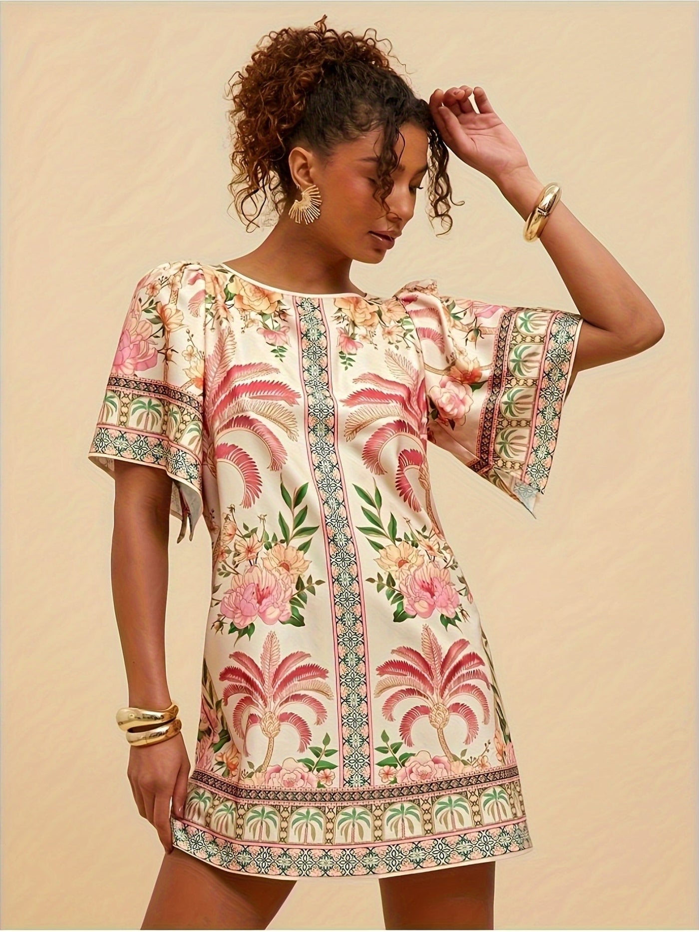 Sommerliches Minikleid in Rosa mit tropischem Blumenmuster und lässigen kurzen Ärmeln