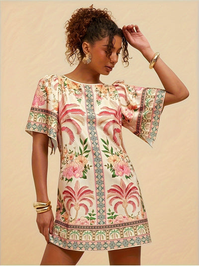 Sommerliches Minikleid in Rosa mit tropischem Blumenmuster und lässigen kurzen Ärmeln