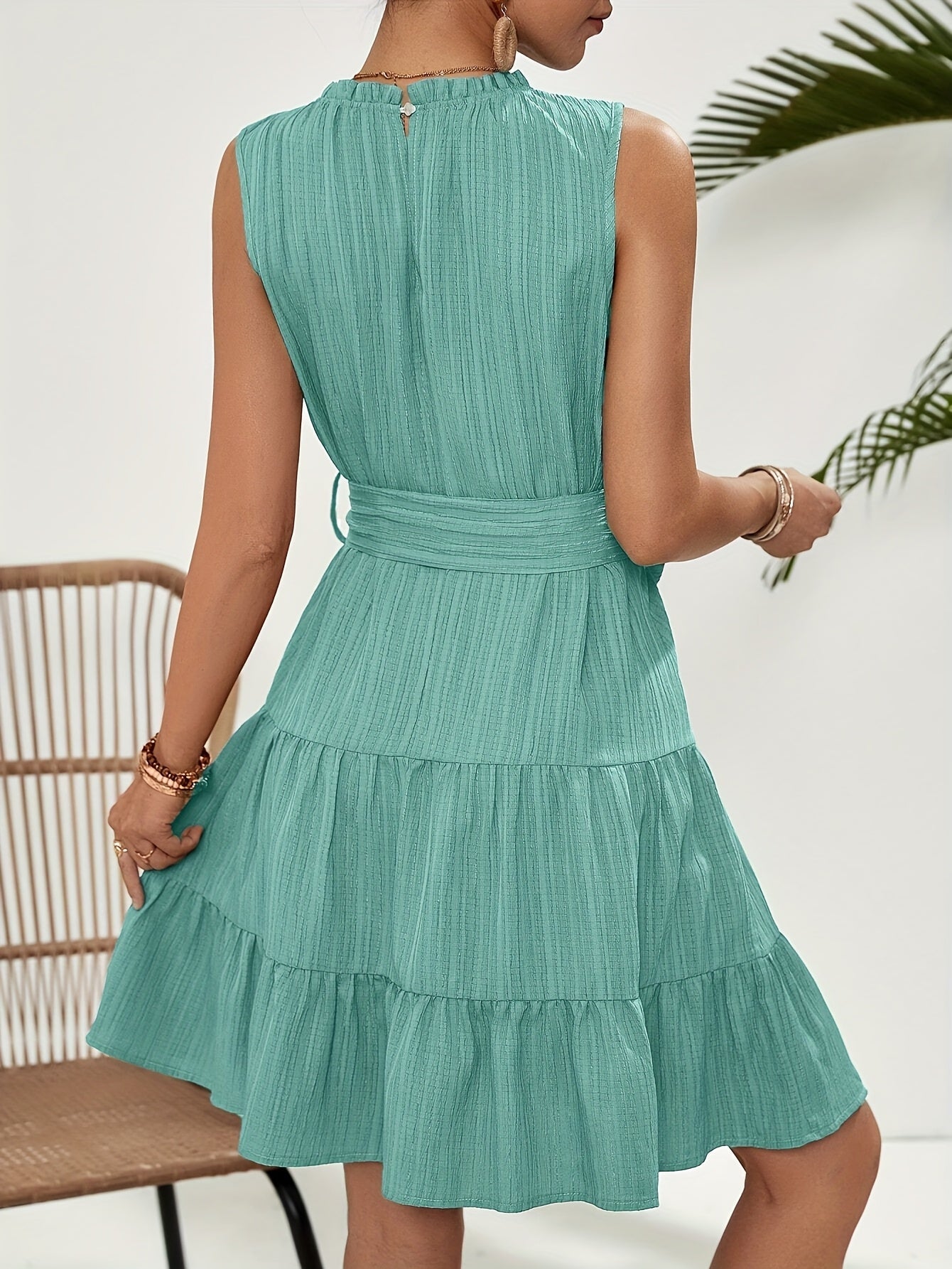 Trendiges ärmelloses Kleid mit Rüschen und Fransen