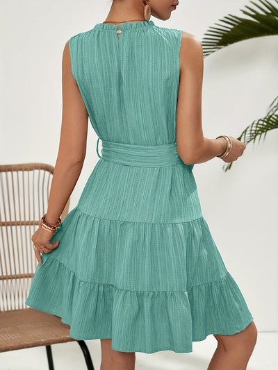 Richtungsweisendes ärmelloses Kleid mit Rüschen und Quasten