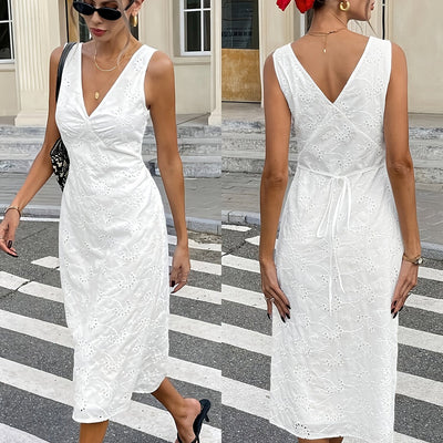 Elegantes weißes Spitzenabendkleid mit spitzem Ausschnitt und betonter Taille