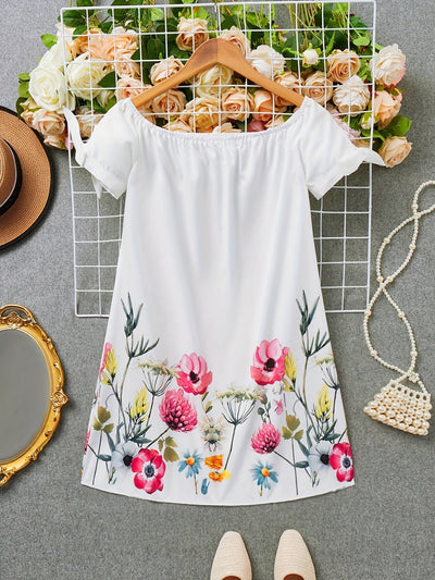 Elegantes weißes Sommerkleid mit Blumenmuster und schulterfreiem Design