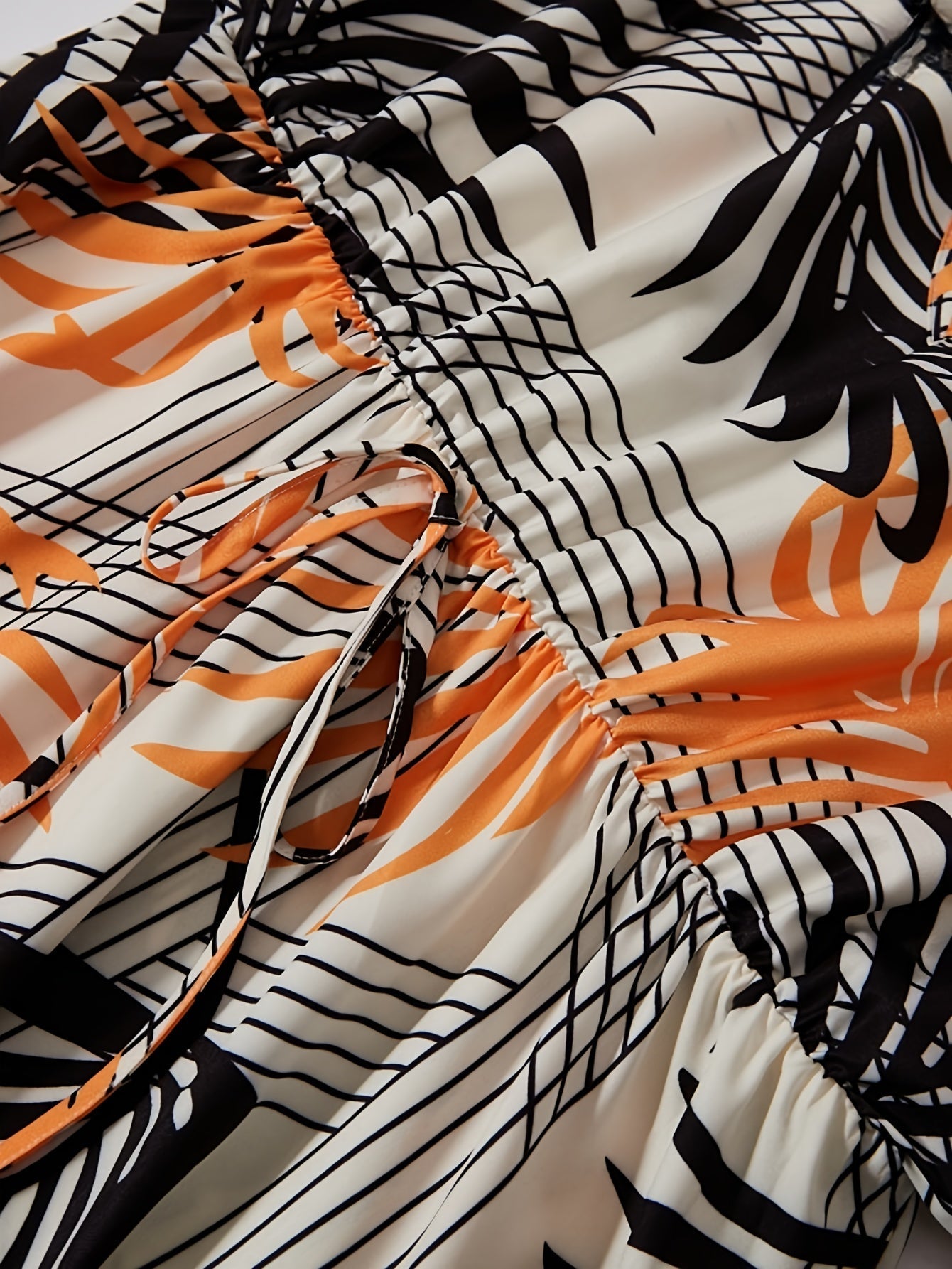 Elegantes Kleid mit frechem Ausschnitt und ausgestelltem Unterteil - Mix Colours