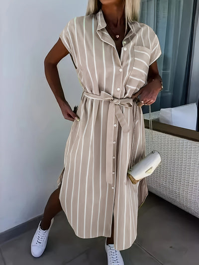 Sommerliches gestreiftes Maxikleid mit langen Ärmeln, lockerem Kragen und Stehkragen