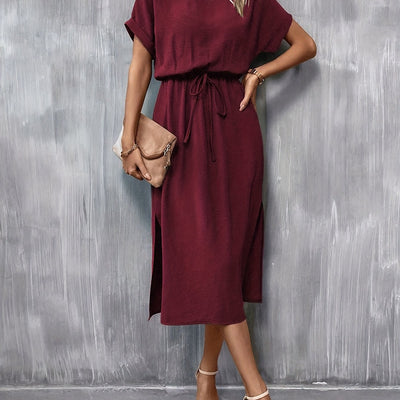 Elegantes Kleid mit kurzen Ärmeln, Taillenbindung und Schlitz – A-Linien-Schnitt