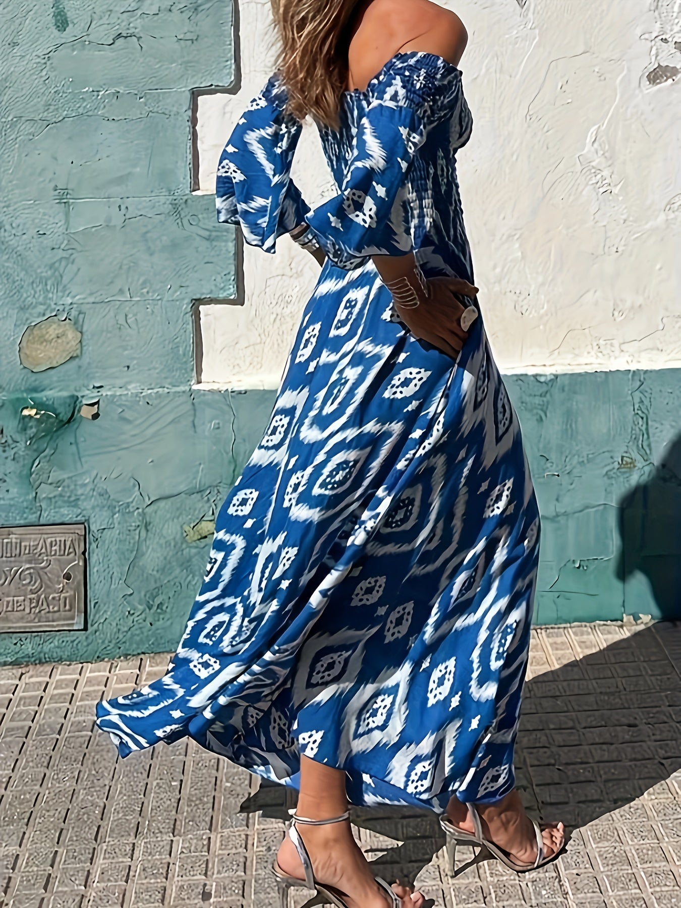 Maxikleid mit Rüschen - trägerlos mit blauen und roten Motiven