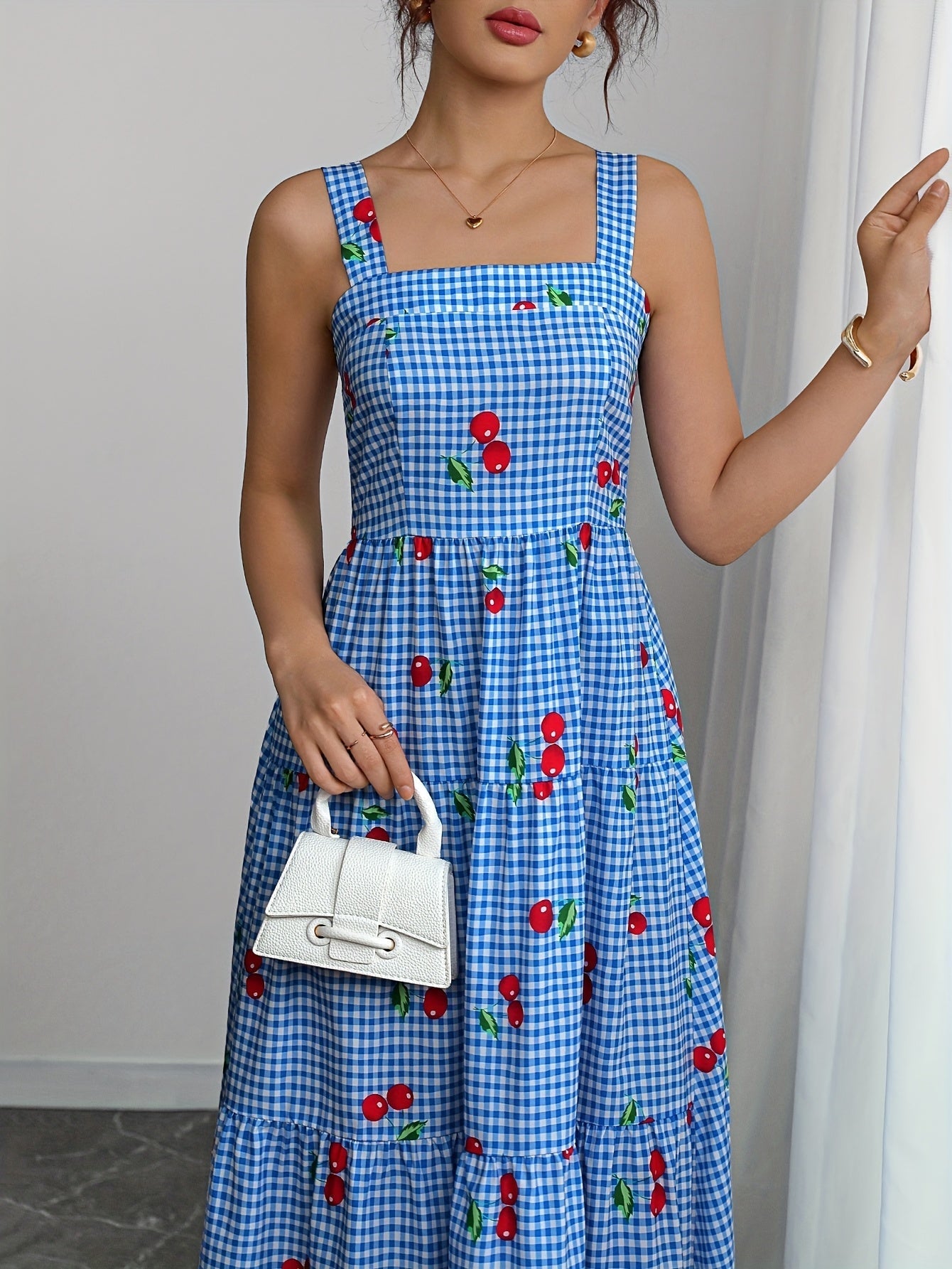 Sommerliches blau kariertes Maxikleid mit Kirschenprint und schmalen Trägern
