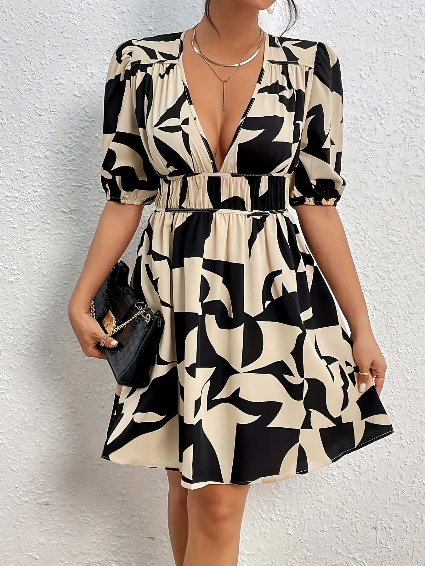 Beiges Sommerkleid mit geometrischem Muster und Rüschen