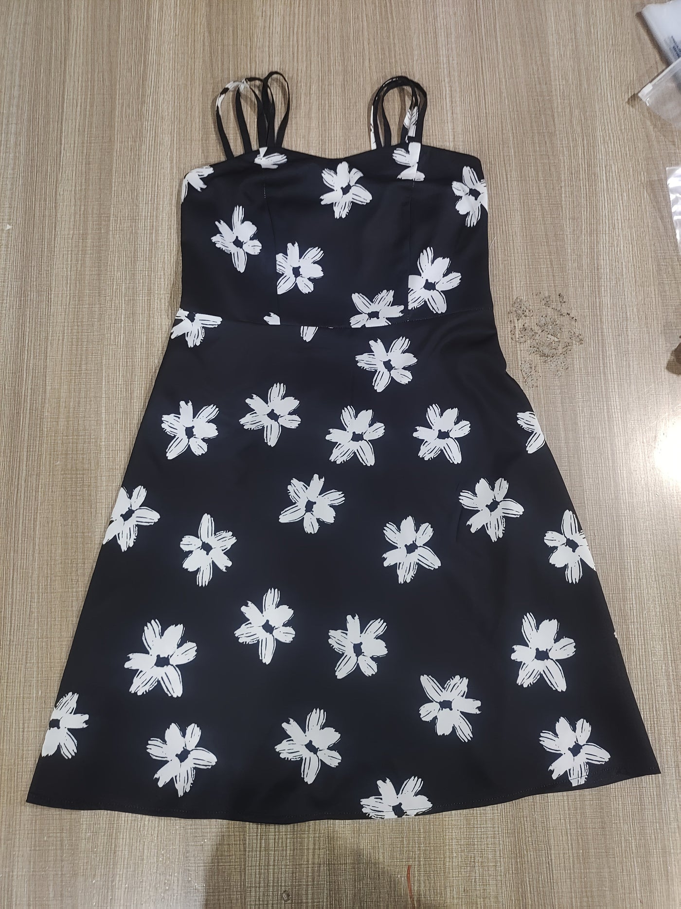 Ärmelloses Damen-Midikleid mit Blumenmuster – Schwarz mit weißem Gänseblümchenmuster