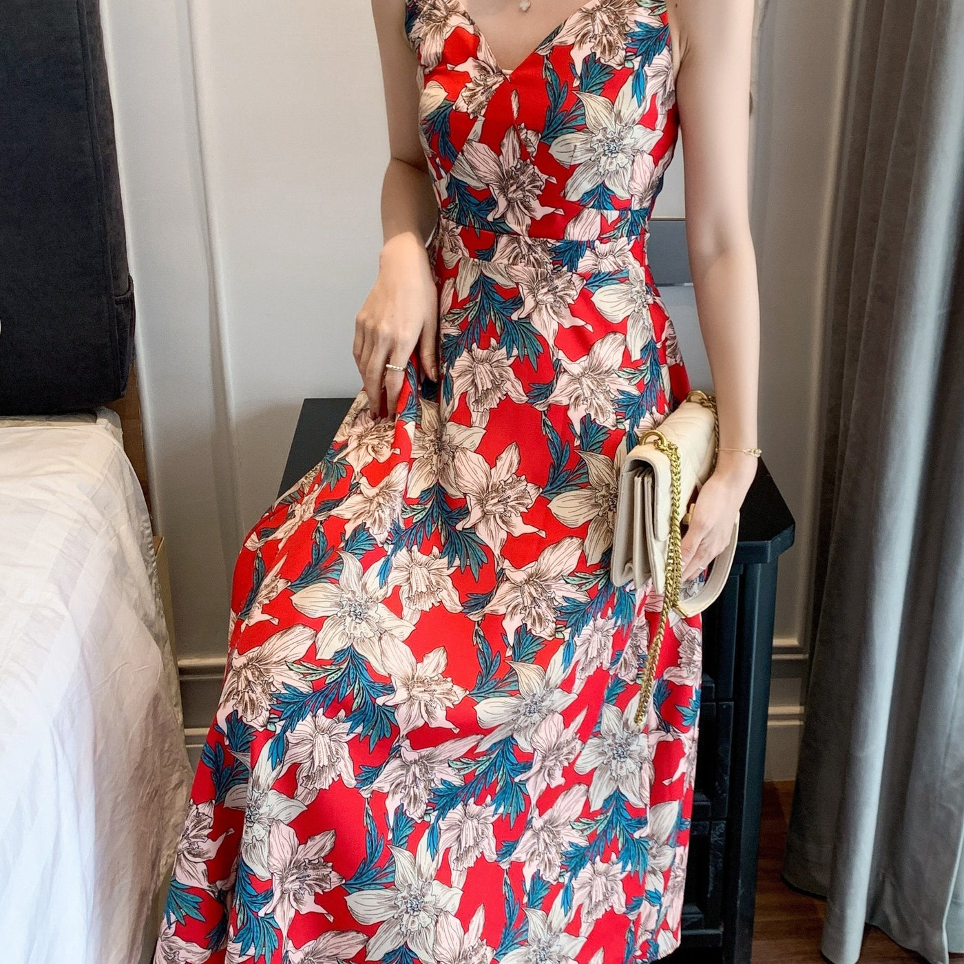 Sommerliches Strandkleid aus Blumen mit Trägern - Sonnenschutz