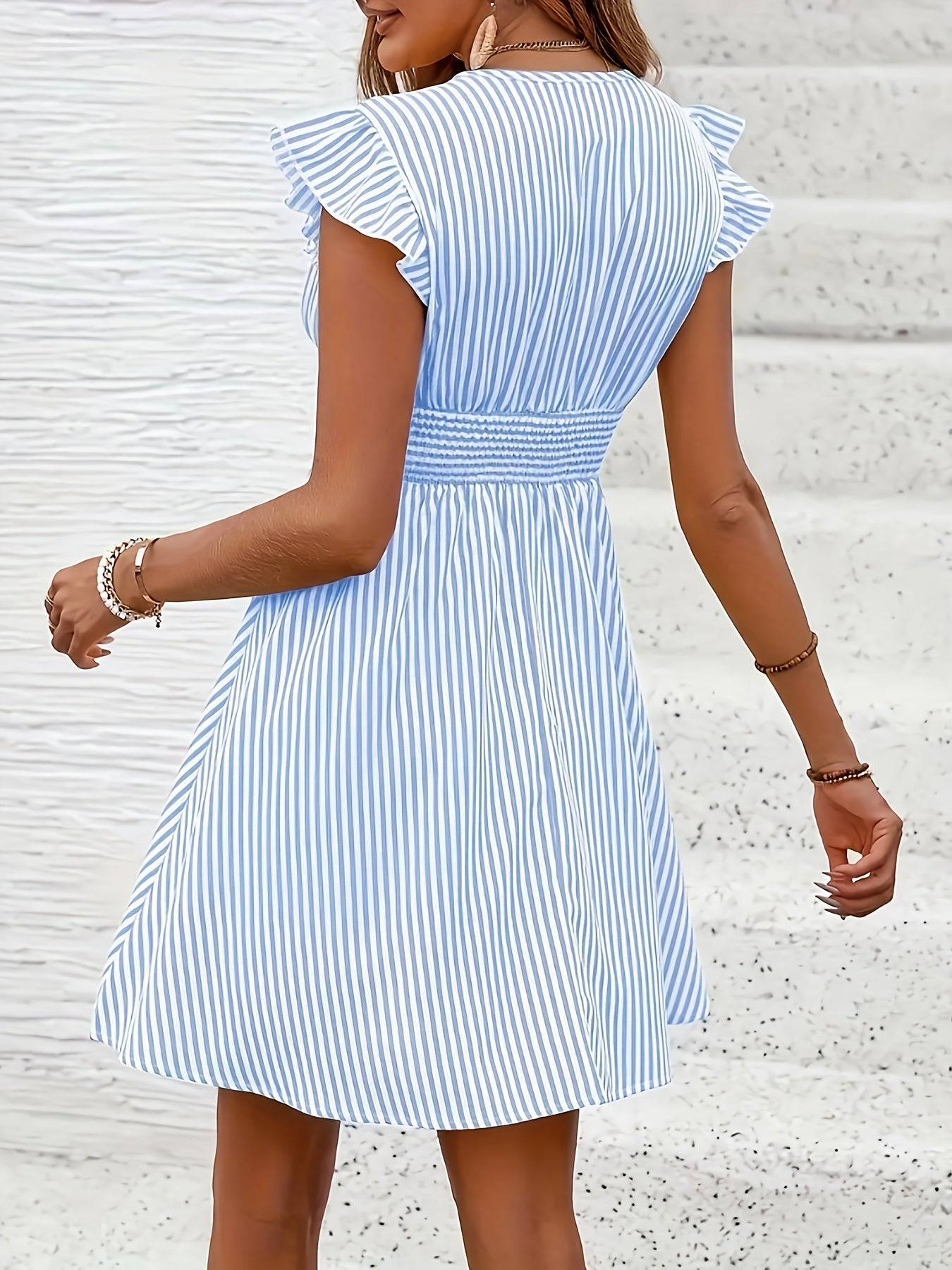 Gestreiftes Kleid mit Rüschen – Sommerlich und Stylisch