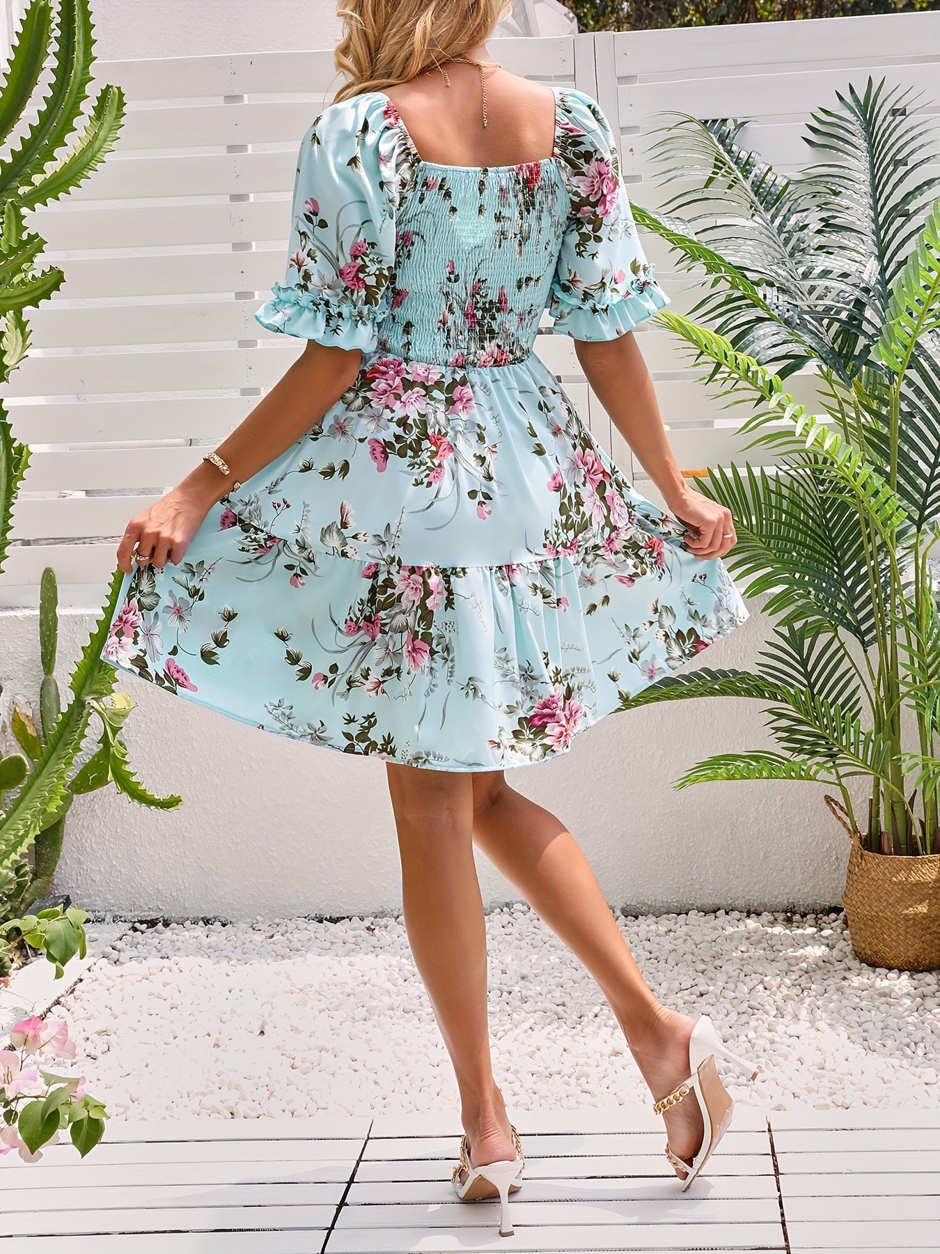 A-Linien Kleid mit quadratischem Ausschnitt und Blumenmuster, kurzen Ärmeln und Volants