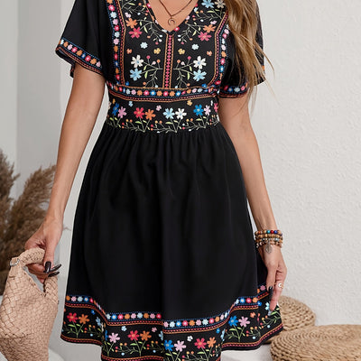 Weiß-blaues Sommerkleid mit Blumenmuster und V-Ausschnitt