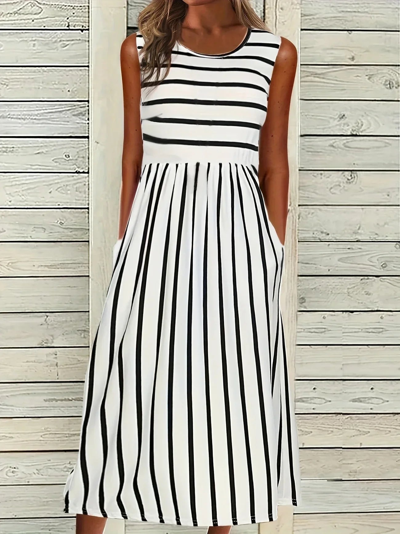 Ärmelloses Sommerkleid mit Streifen – Lässiges Kleid im Cardigan-Stil mit Taschen
