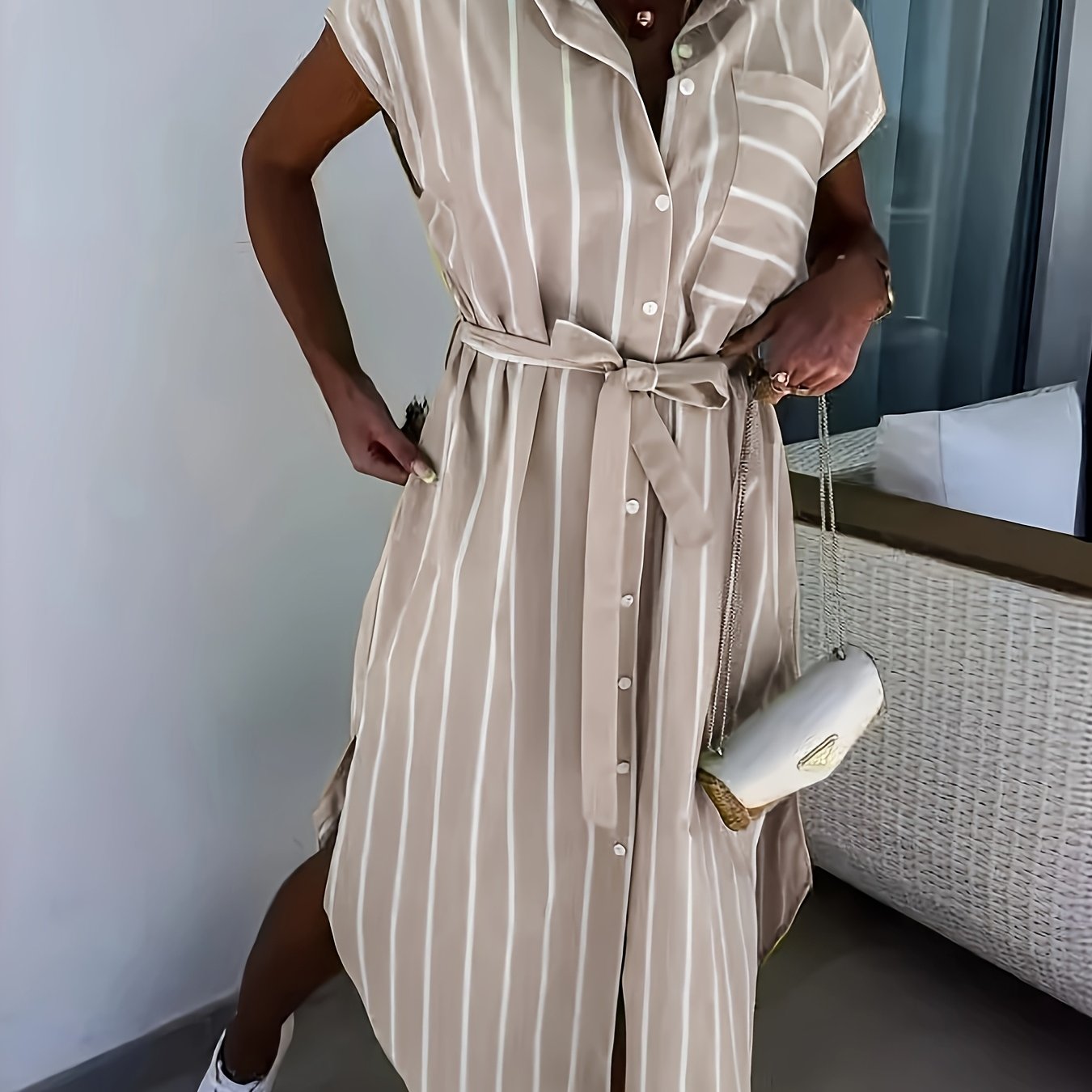 Sommerliches gestreiftes Maxikleid mit langen Ärmeln, lockerem Kragen und Stehkragen