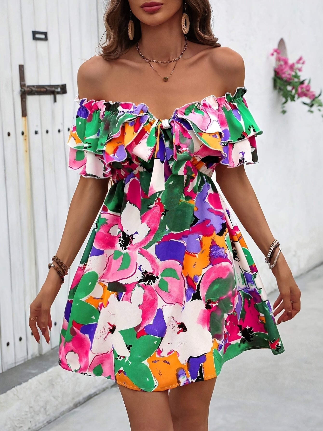 Sommerliches Carmen-Kleid mit Blumenmuster, Rüschen und Bindegürtel