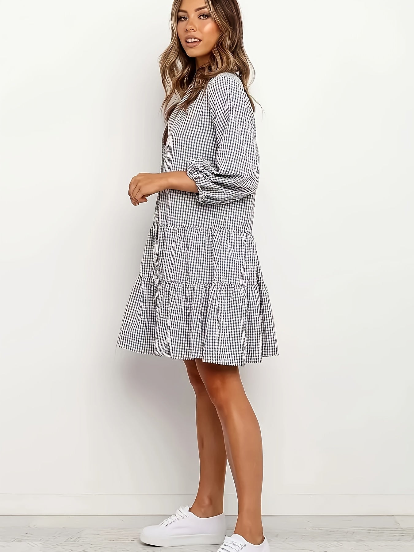 Sommerliches Midikleid mit V-Ausschnitt, Knopfleiste und Karomuster