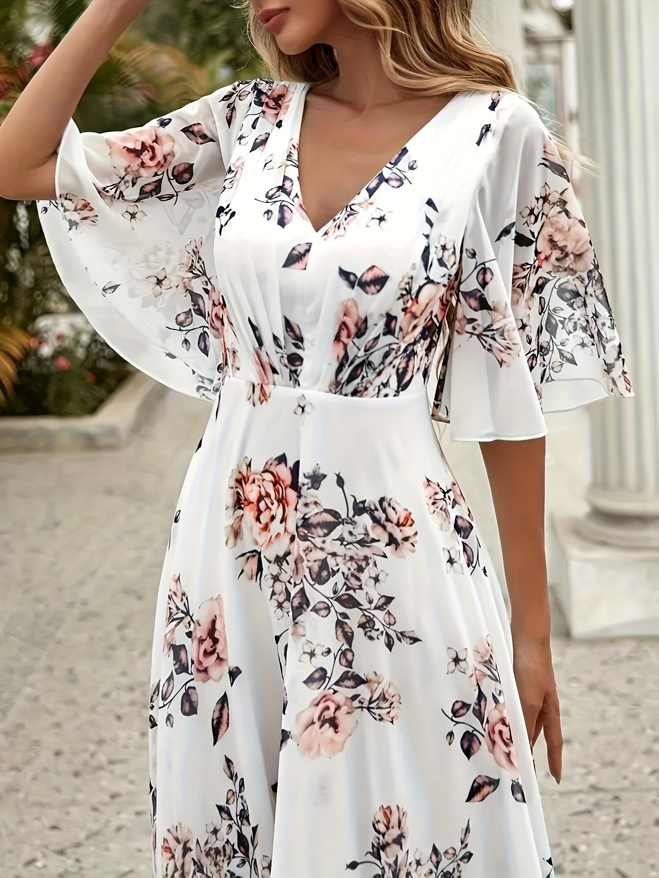 Elegantes Damenkleid mit V-Ausschnitt und kurzen Ärmeln in A-Linie