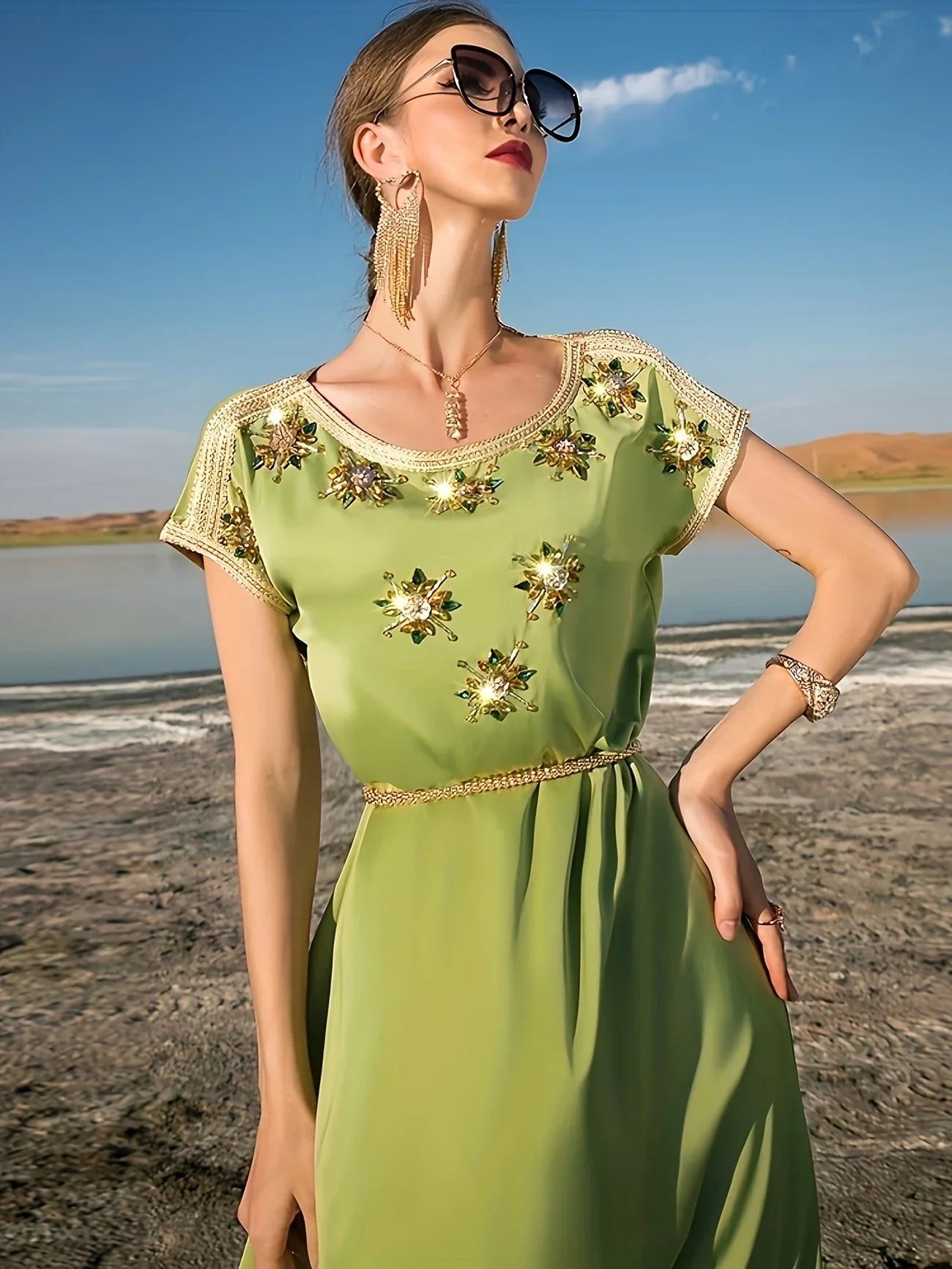 Satiniertes Midikleid in Avocado-Grün – handverzierte Zirkonia, elegantes, schimmerndes Cocktailkleid