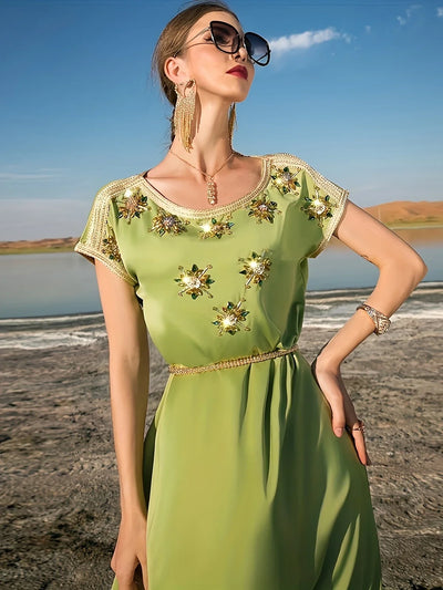 Satiniertes Midikleid in Avocado-Grün – handverzierte Zirkonia, elegantes, schimmerndes Cocktailkleid