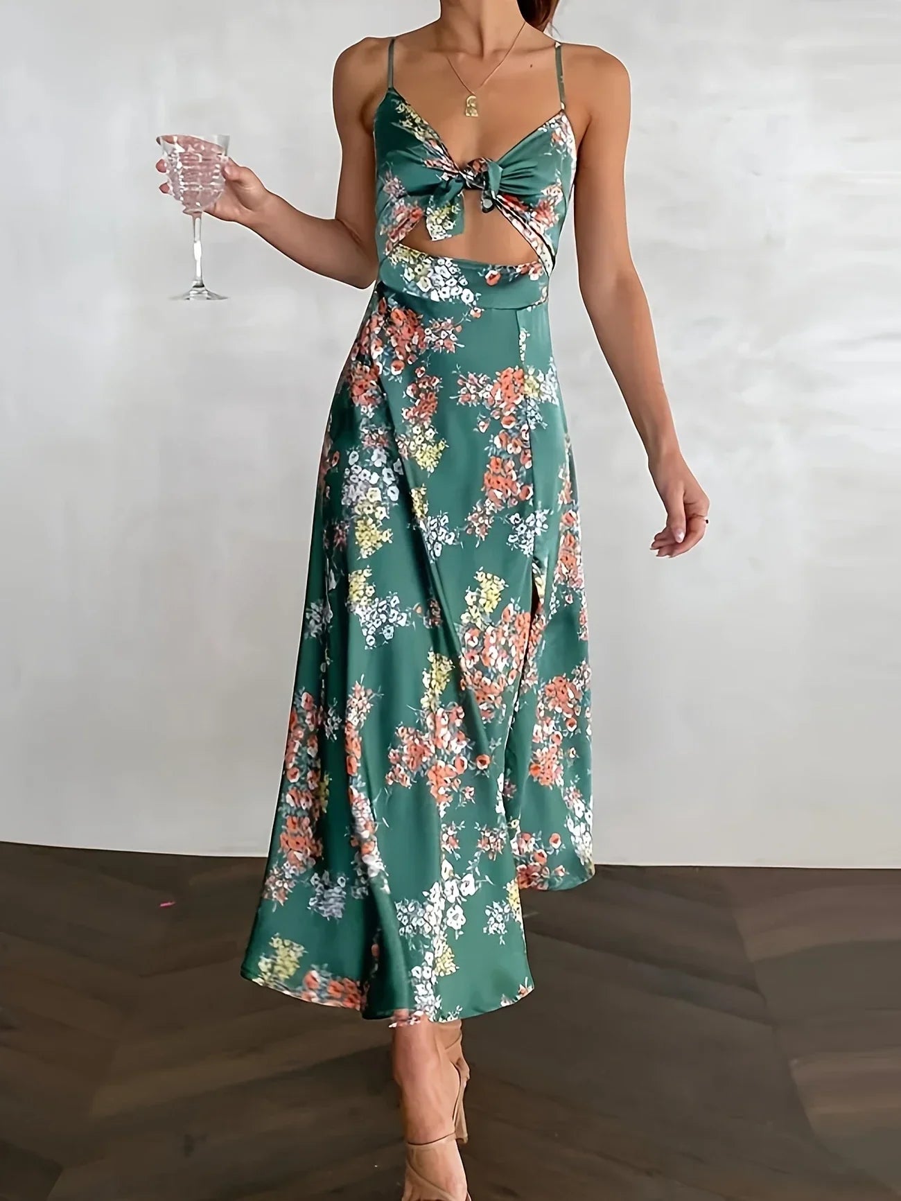 Maxikleid aus französischem Satin – mit Blumenmuster, asymmetrischem Saum, ärmellos, luftig und stilvoll für sommerliche Feste