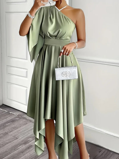 Satinkleid mit One-Shoulder-Design – Rüschärmel, asymmetrischer Saum, figurbetontes Modell, luxuriöses Abendkleid