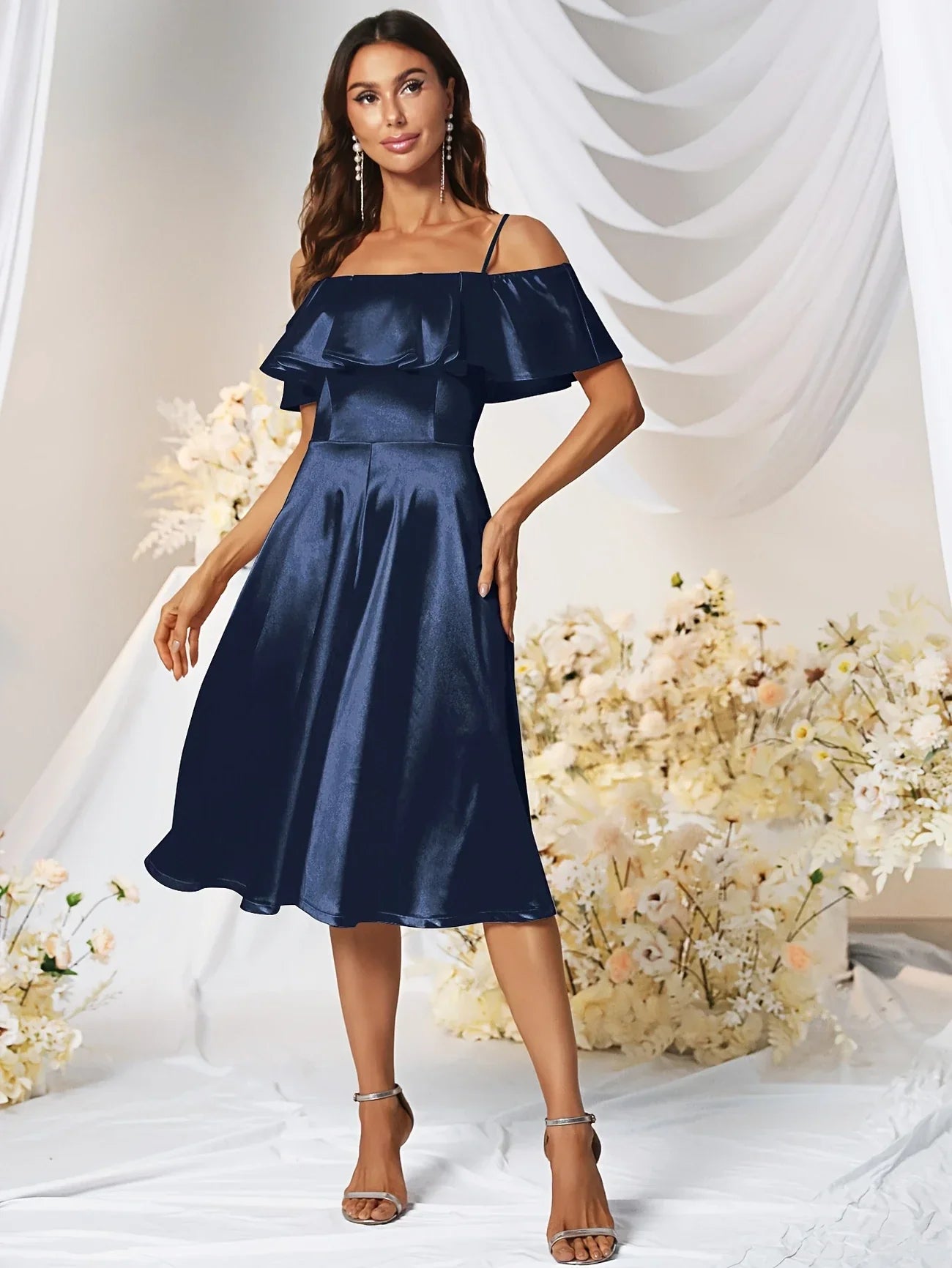Elegantes rotes Satinkleid in A-Linie – knielang, mit hoher Taille und Rüschen, ideal für Partys und Abendveranstaltungen