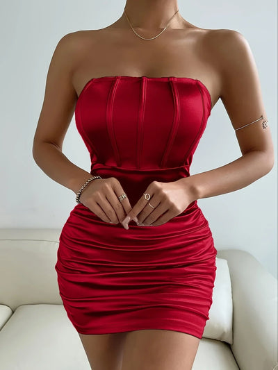 Elegantes rotes Satinkleid – Schulterfreies Bodycon-Kleid mit Raffungen, perfekt für Partys und Abendveranstaltungen
