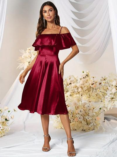 Elegantes rotes Satinkleid in A-Linie – knielang, mit hoher Taille und Rüschen, ideal für Partys und Abendveranstaltungen