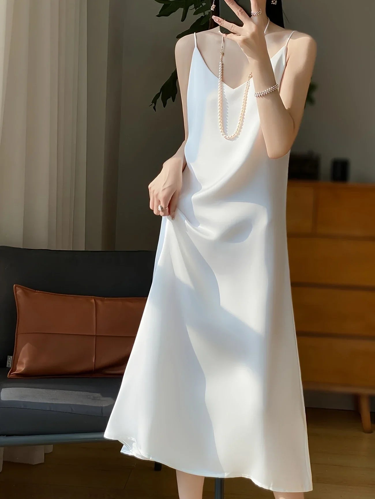 Satiniertes Midikleid für Damen – V-Ausschnitt, ärmellos, weich, luxuriös und bequem für Partys und Abendanlässe