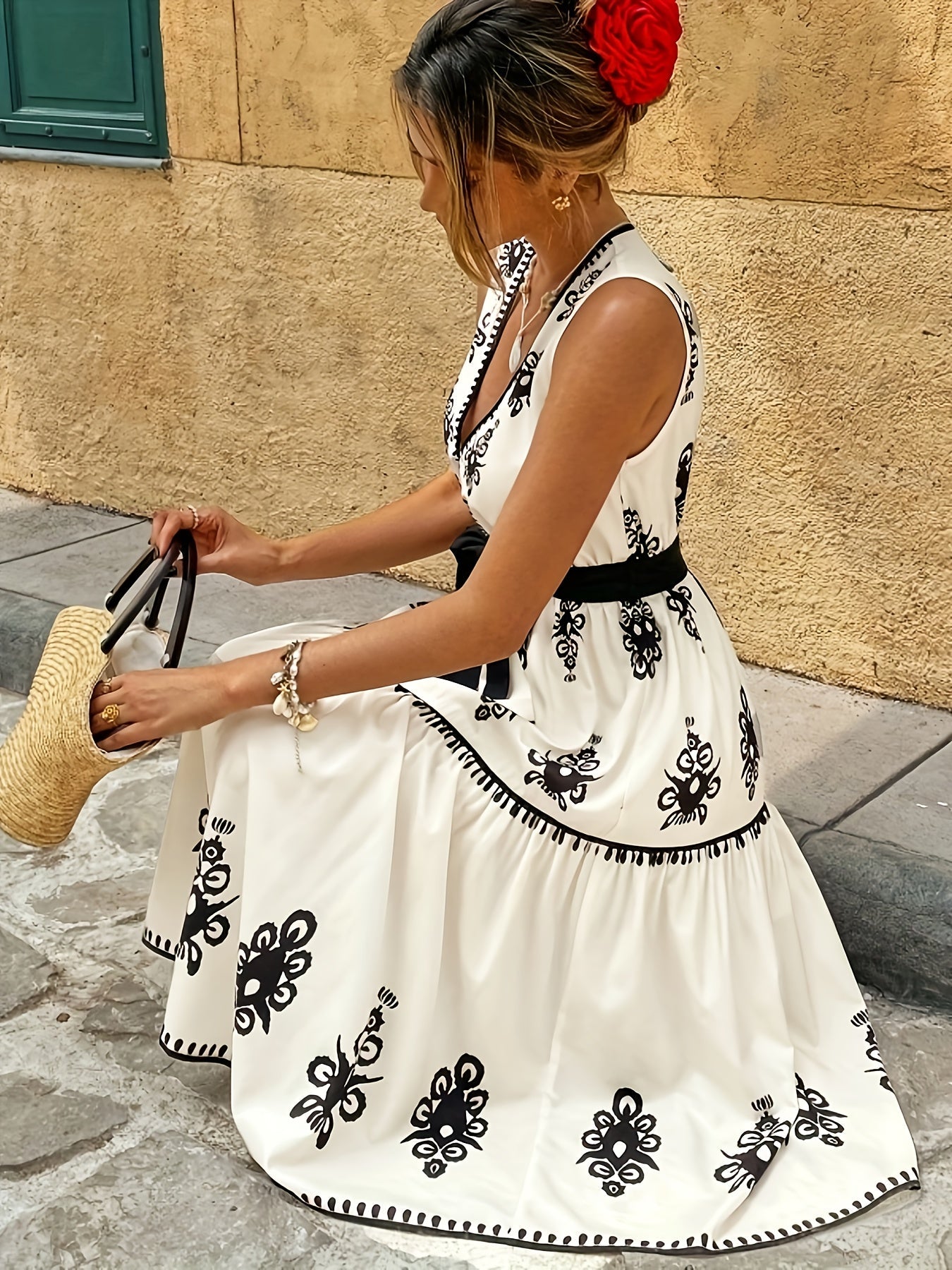 Elegantes weißes Midikleid mit V-Ausschnitt, Blumenmotiv und Schleifen