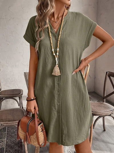 Elegantes grünes Minikleid mit Knöpfen und V-Ausschnitt, kurze Ärmel